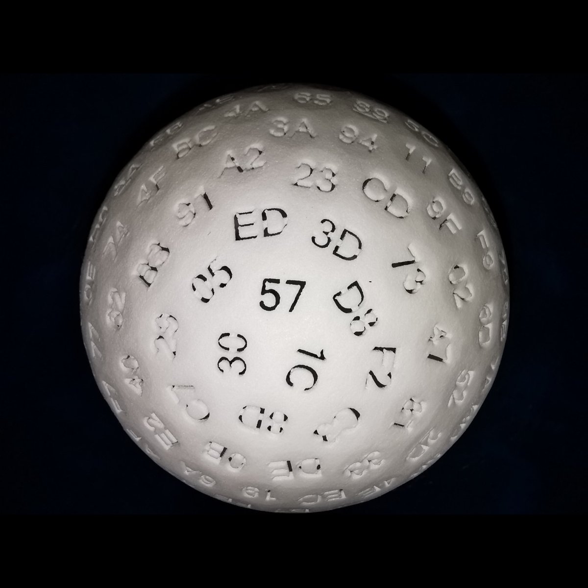 世の中には ほぼ球体の256面ダイスや272面ダイスなるものが存在している 転がしても 止まる 出目がどれかわからなそう Togetter