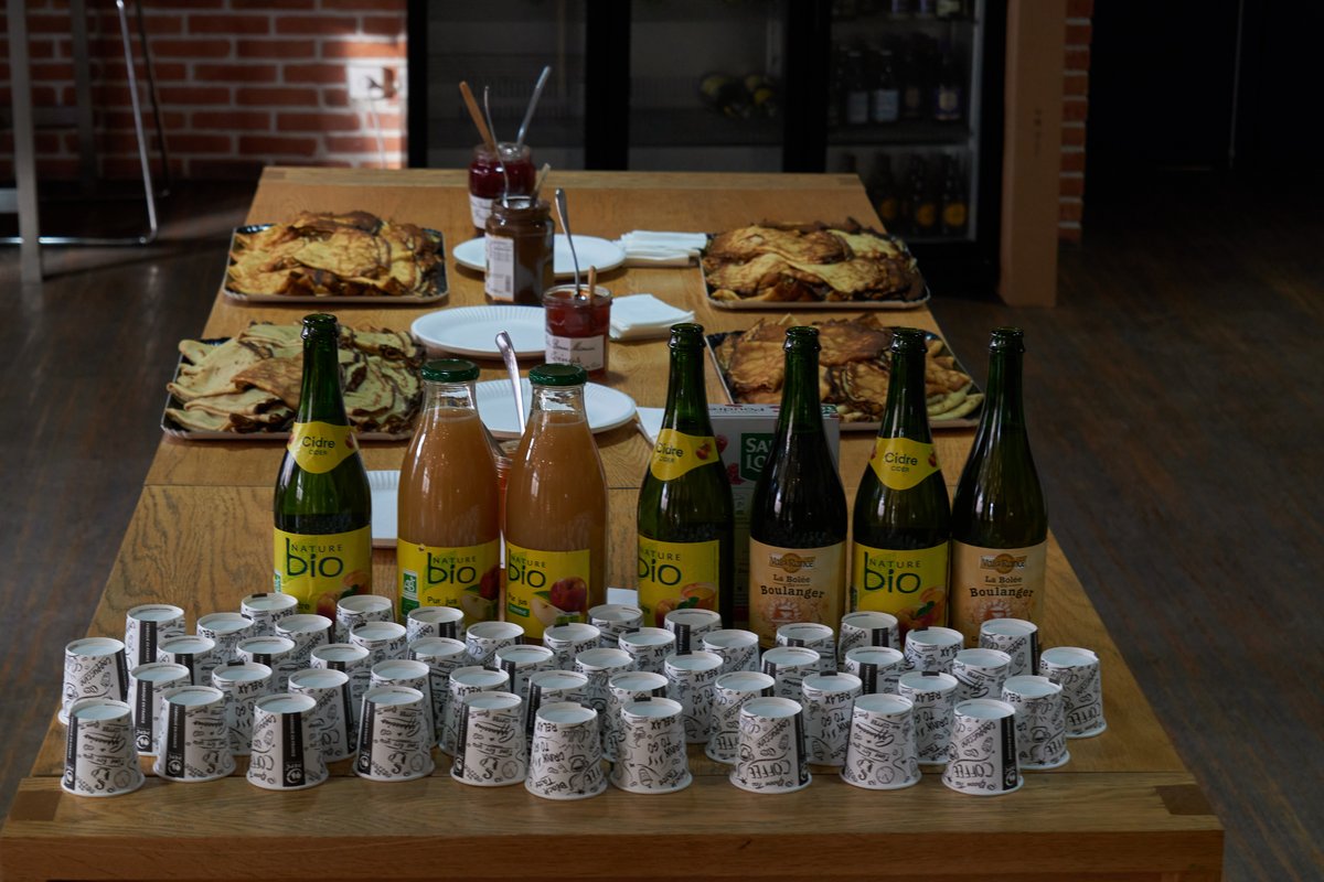 gandi_net's tweet photo. 🤩 Les gandiens ont célébré la #chandeleur en dégustant de superbes crêpes et du cidre de qualité ! 
 #LifeAtGandi #Crepesparty https://t.co/CEDvAyDvXF