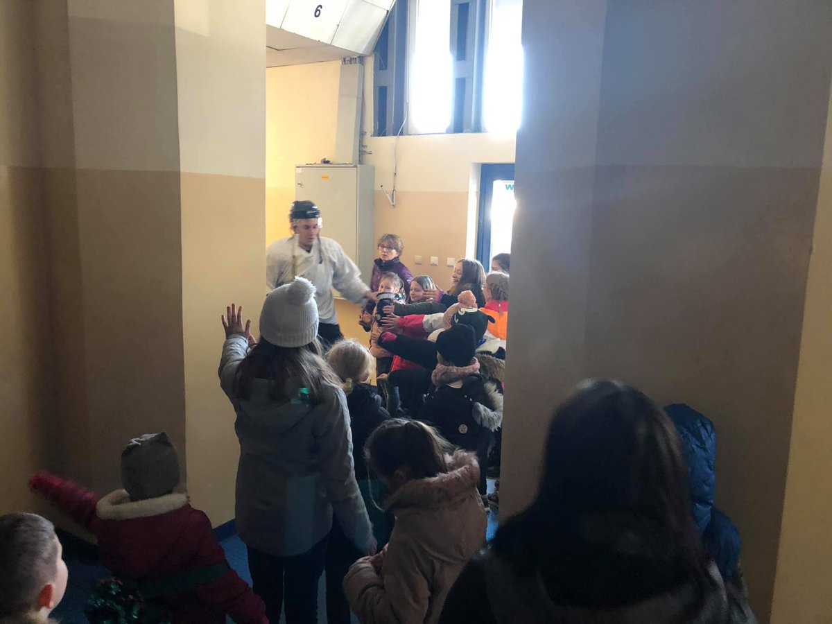 torunskihokej's tweet photo. @minio_pl i @pepson76 odwiedzili #IceSchool Toruń z pokazem sprzętu, i krótką pogadanką o #hokej-u. Następnie dzieciaki ze szkółki łyżwiarskiej przyglądały się naszemu trengowi #NaLodowisku Tor-Tor @torunpl
#hokejPL @EnergaSA https://t.co/5LL3bHMxmt