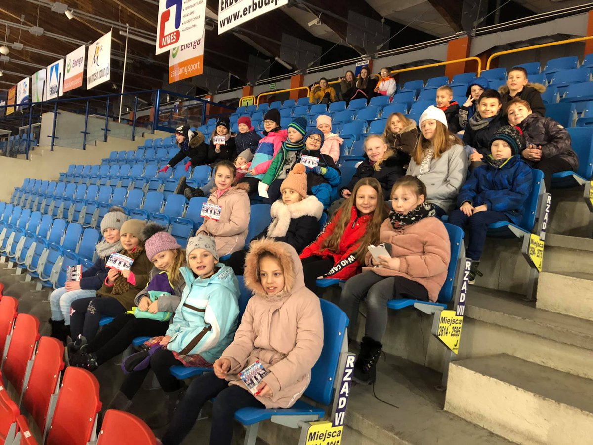 torunskihokej's tweet photo. @minio_pl i @pepson76 odwiedzili #IceSchool Toruń z pokazem sprzętu, i krótką pogadanką o #hokej-u. Następnie dzieciaki ze szkółki łyżwiarskiej przyglądały się naszemu trengowi #NaLodowisku Tor-Tor @torunpl
#hokejPL @EnergaSA https://t.co/5LL3bHMxmt