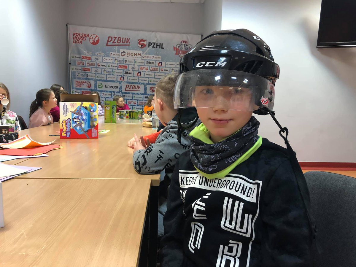 torunskihokej's tweet photo. @minio_pl i @pepson76 odwiedzili #IceSchool Toruń z pokazem sprzętu, i krótką pogadanką o #hokej-u. Następnie dzieciaki ze szkółki łyżwiarskiej przyglądały się naszemu trengowi #NaLodowisku Tor-Tor @torunpl
#hokejPL @EnergaSA https://t.co/5LL3bHMxmt