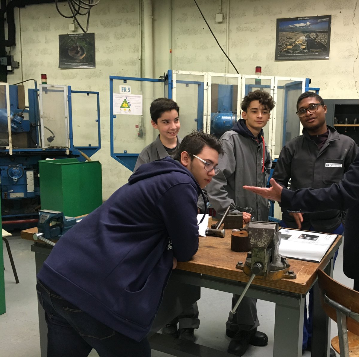 AcBordeaux's tweet photo. 📸#VoiePro : retour en image sur la richesse des parcours #professionnels dans l'@acbordeaux à l'occasion de la semaine de la #voieprofessionnelle. Ces filières dynamiques et d'excellence proposent de nombreuses formations passionnantes ✈️🛠️☢️ : https://t.co/3hhgvPCWM0 https://t.co/ngUT7zweJ9