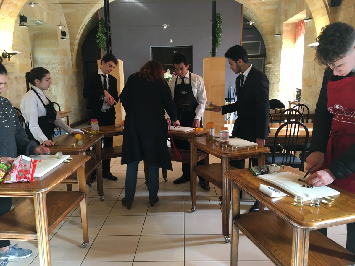 AcBordeaux's tweet photo. 📸#VoiePro : retour en image sur la richesse des parcours #professionnels dans l'@acbordeaux à l'occasion de la semaine de la #voieprofessionnelle. Ces filières dynamiques et d'excellence proposent de nombreuses formations passionnantes ✈️🛠️☢️ : https://t.co/3hhgvPCWM0 https://t.co/ngUT7zweJ9