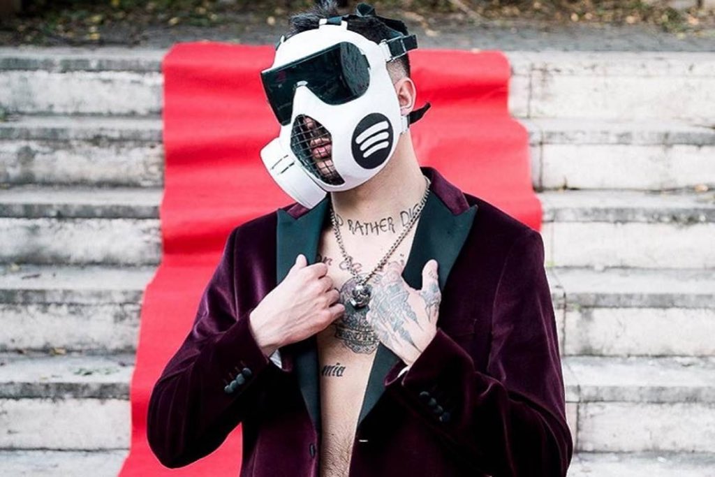 “Fanculo lo Stato, fanculo l’Italia, fanculo ogni membro della polizia”. 
In uno Stato degno di questo nome, il direttore #Rai, insieme a chi ha permesso che questo deficiente venisse a “cantare” a #Sanremo2020, sarebbero stati mandati a casa a pedate! Fanculo a te,fanculo a voi!