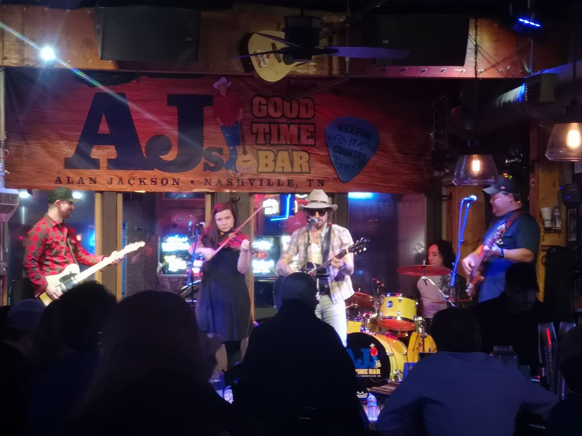 christiecmp's tweet photo. Little bit of the #coldstuff in @visitmusiccity but the #honkytonks were jumping! https://t.co/0bZHpnqgAD