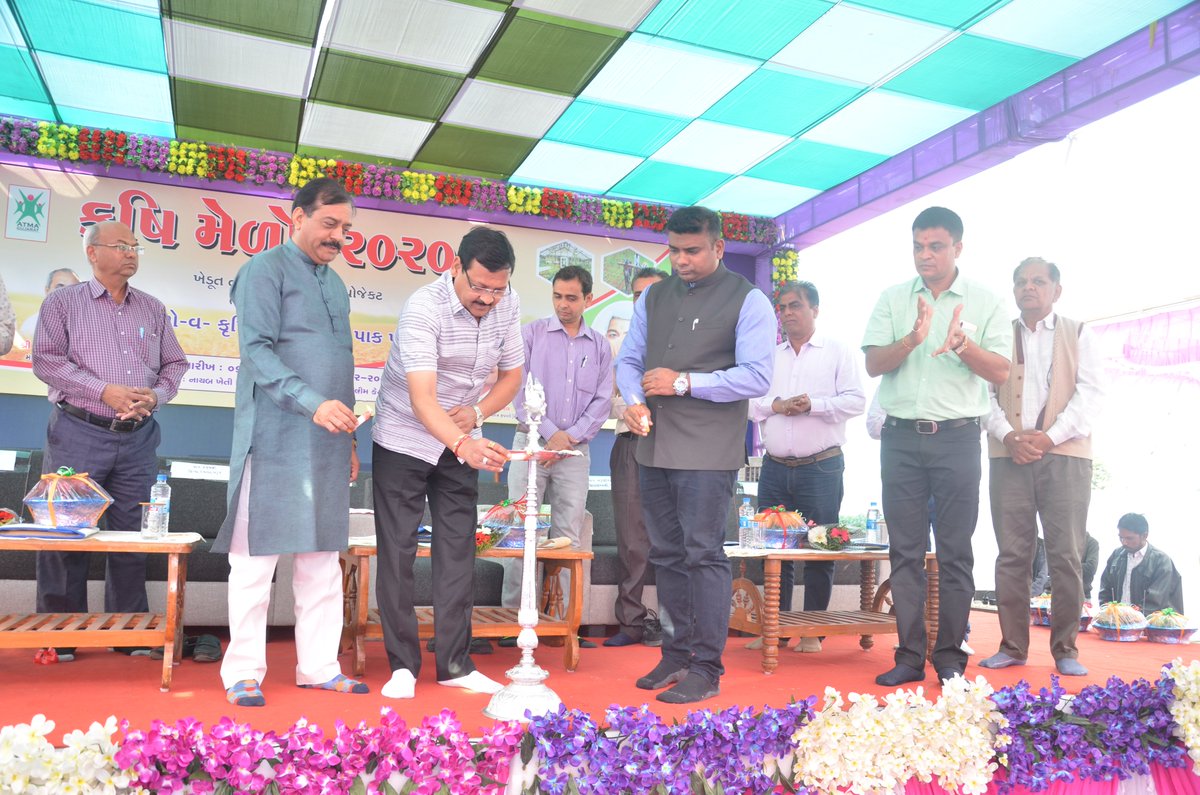 AtmaBharuch's tweet photo. આત્મા પ્રોજેકટ ભરુચ દ્વારા કૃષિ મેળામાં દ્વિતીય દિન તા. ૦૭/૦૨/૨૦૨૦ રોજ  માન.મંત્રીશ્રી ઈશ્વરસિંહ પટેલ સાહેબ દ્વારા દીપ પ્રાગટ્ય કરી ખેડૂત ભાઈઓ તથા બહેનોને સજીવખેતી કરવા માટે પ્રોત્સાહન આપવામાં આવ્યું તથા તેમના દ્વારા ખેડૂતોને  કૃષિ ઓજાર કીટ વિતરણ કરવામાં આવ્યું. https://t.co/Dg5aSKbU4E
