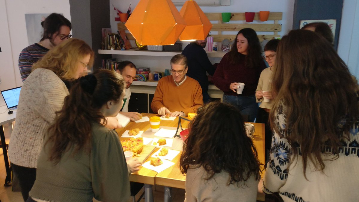 Qué rica la 'Tarta volcada de piña' que ha preparado nuestra #coworker Edith para el #Fridaycake. De chuparse los dedos!!