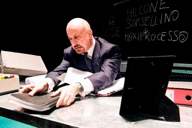 Il sipario del Teatro del Popolo di #Rapolanoterme torna ad aprirsi martedì 11 febbraio, alle 21, con Sebastiano Lo Monaco e il suo monologo Per non morire di mafia, che porta in scena la lotta contro la mafia di Pietro Grasso. Qui tutte le info ➡️ bit.ly/teatro_11febbr….