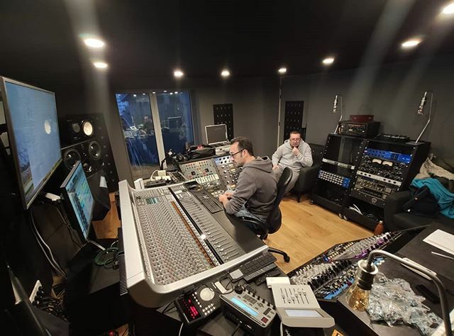 KoraOfficiel_'s tweet photo. Les voix sont dans la boîte 👊🏽💪🏽🎙️
Je vous le dis pour une fois je suis VRAIMENT fière de moi!
J'ai tout donné 🔥
Trop hâte de passer aux mix avec mon partner in crime @buyensmichael ♥️🙏🏽
Un grand merci à Vincent et à @studiobesco de croire en ce proj… https://t.co/S1vH2yYwDB https://t.co/vCG6a2KbfD