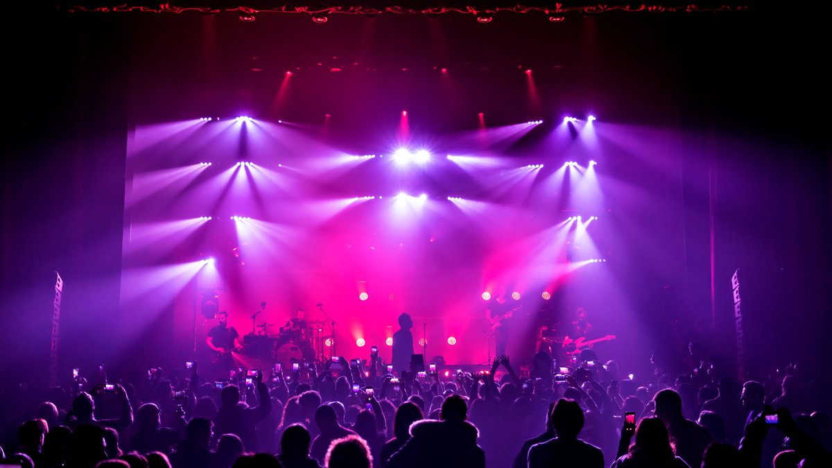 PROLIGHTS_media's tweet photo. LET THERE BE LIGHT! 🤩
@PROLIGHTS_media #Air5Fan and #Sunbar2000FC doin' their thing on @NekOfficial stage! 💪🏼
LD: Francesco De Cave
SERVICE: AGORA'
PH: @danielepanareo 

#prolights #light #theartoflight #lightingdesign #stagelighting #Nek https://t.co/tdVMTgpUfc