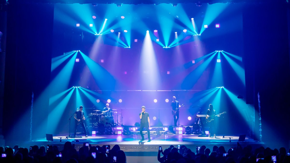 PROLIGHTS_media's tweet photo. LET THERE BE LIGHT! 🤩
@PROLIGHTS_media #Air5Fan and #Sunbar2000FC doin' their thing on @NekOfficial stage! 💪🏼
LD: Francesco De Cave
SERVICE: AGORA'
PH: @danielepanareo 

#prolights #light #theartoflight #lightingdesign #stagelighting #Nek https://t.co/tdVMTgpUfc