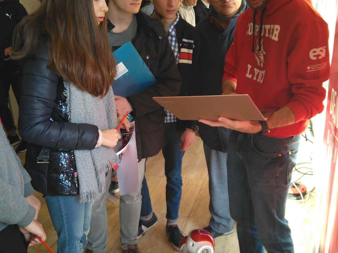 esiuclm's tweet photo. 📢Además, hoy hemos asistido a la feria de #profesiones organizada por @SJBpuertollano para que sus #alumnos 👩‍🎓 tengan información y puedan decidir sobre su #futuro. ¡Muchas gracias por contar con nosotros! https://t.co/KHHR3sNzF3