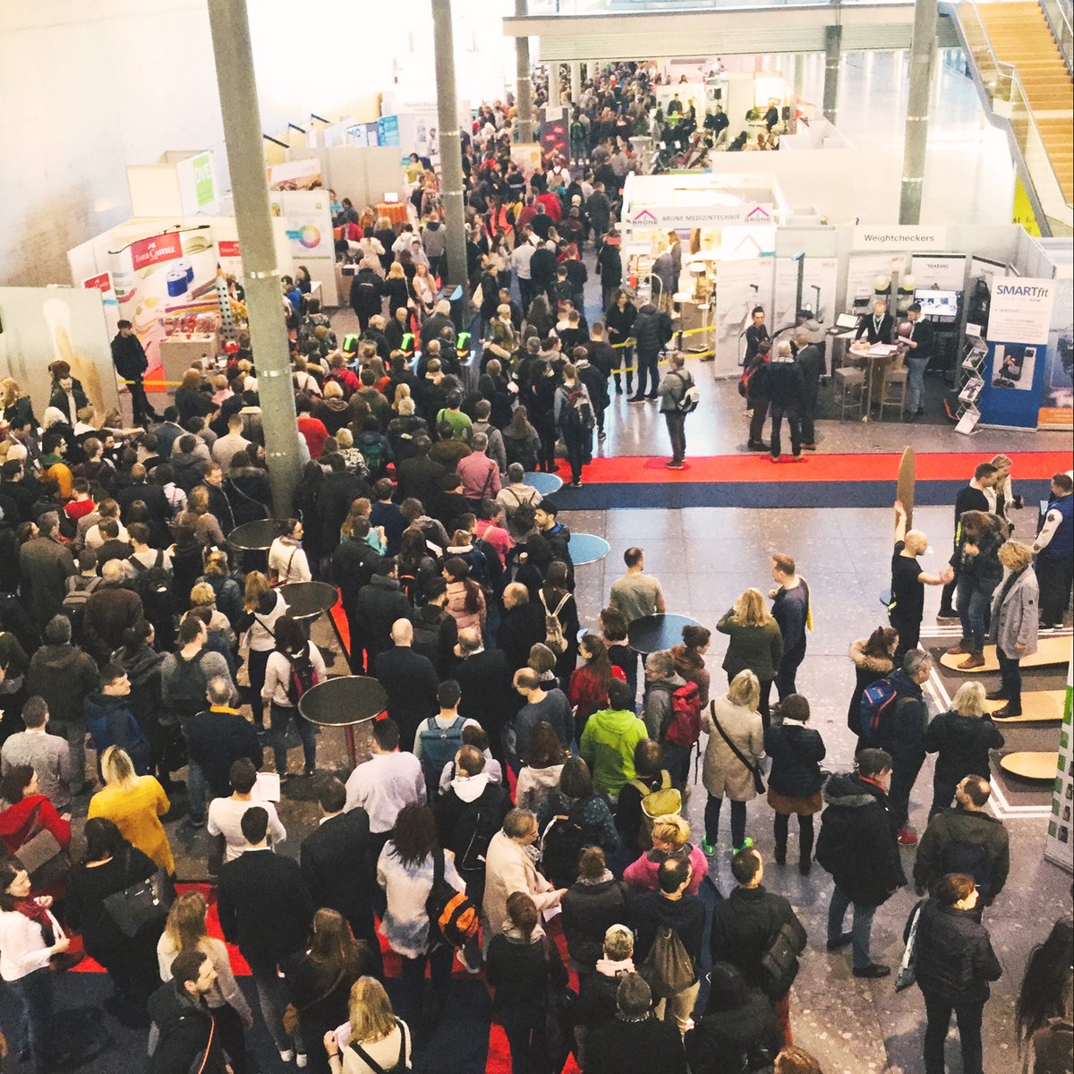 Messe_Stuttgart's tweet photo. Startschuss für die #therapro und die #medizin20.🎉😀
Noch das ganze Wochenende gibt es auf der Messe Stuttgart Neuigkeiten aus der Gesundheitsbranche und spannende Fach- und Fortbildungsprogramme!🤓 https://t.co/8H0HkKZqfo