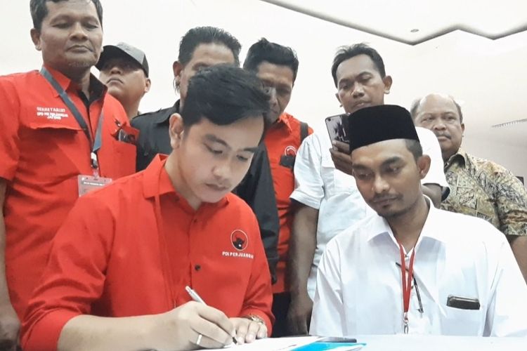 Harianternate's tweet photo. Ketua DPC Partai Gerindra Surakarta, Ardianto Kuswinarno mengatakan, Partai Gerindra memberikan sinyal mendukung putra sulung Presiden Jokowi, Gibran  #Gibransolo #Partaidemokrat #patraiGerindra #Prabowo https://t.co/m20nMmKpAA https://t.co/1kL8hZTSSj