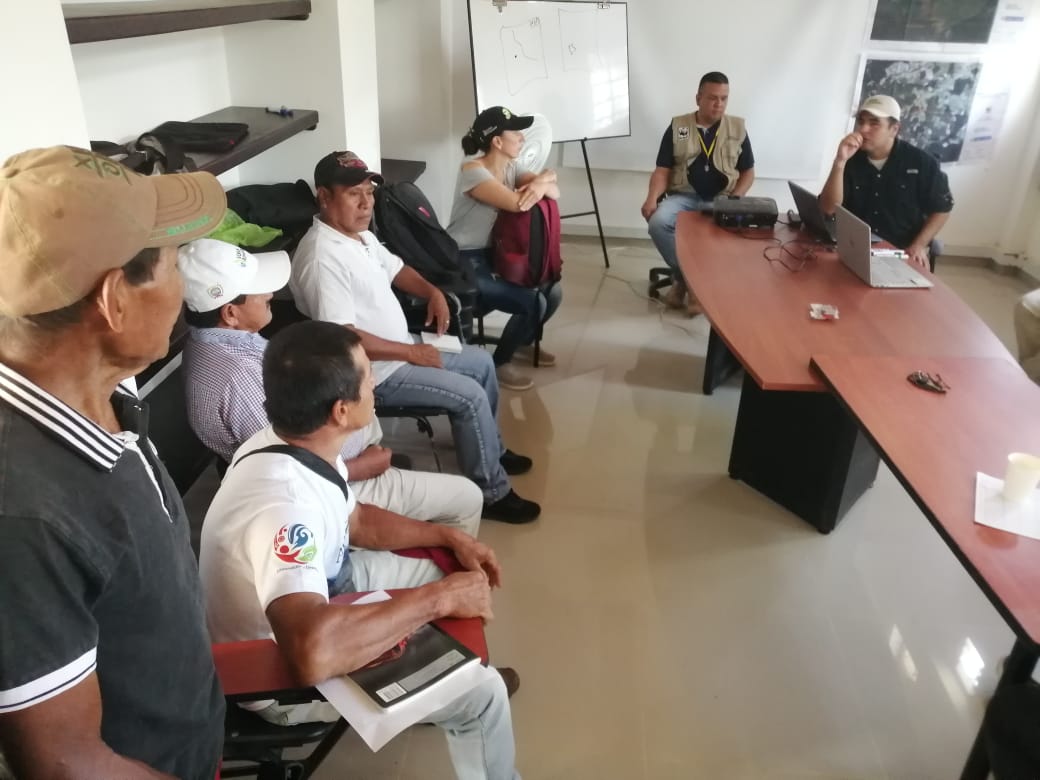 VisionAmazonia's tweet photo. "Visión Amazonía nos está cumpliendo y nosotros respondemos protegiendo nuestra selva" 🌳🌳🌳 afirman comunidades del Núcleo de Dllo. Forestal Los Puertos, en Calamar con @CorporacionCDA sobre lo q será el primer pago del Incentivo a la Conservación del Bosque en Guaviare. 👏👏👏 https://t.co/tyN5qgsD91