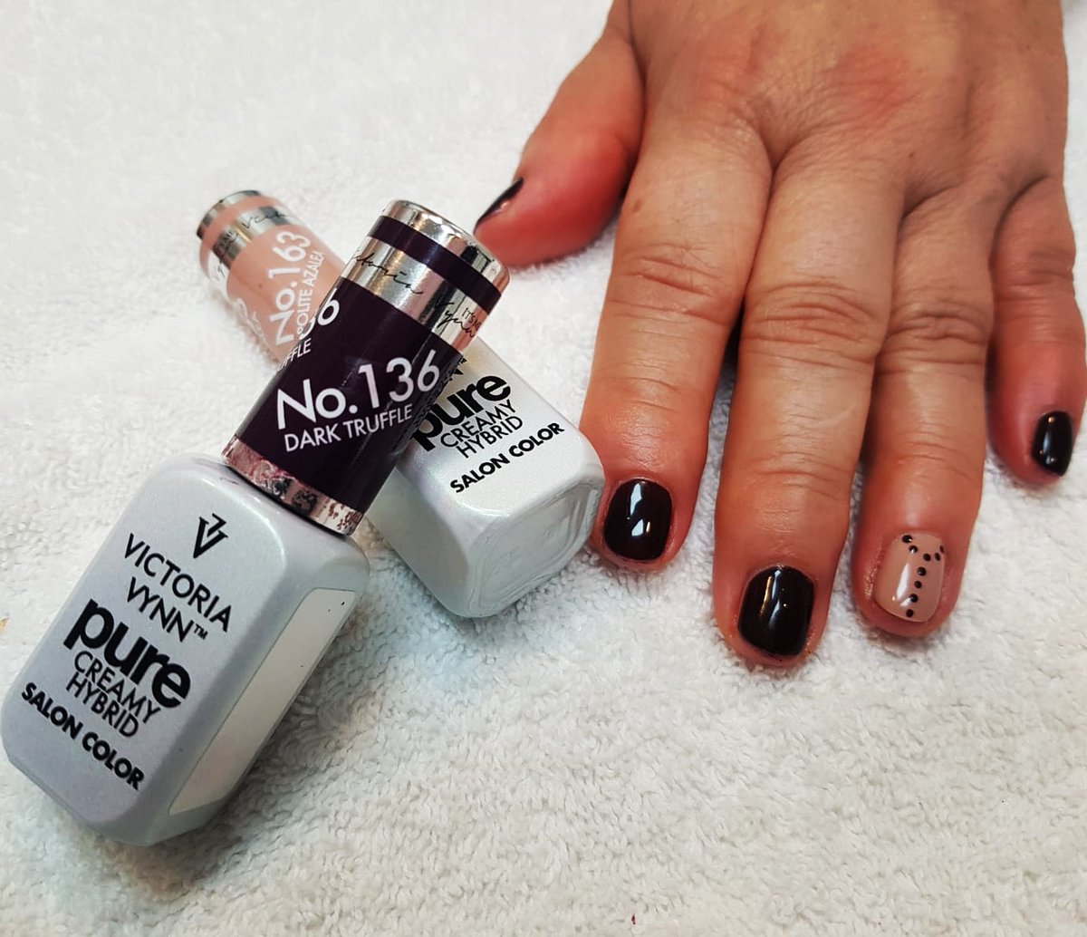TCuidaCoslada's tweet photo. Una manicura diferente💅
¿¿Sabias que puedes tener las uñas perfectas hasta más de 2 semanas??
El secreto es la manicura semi-permanente😉
#manicuraSemipermanente #manicura #nailArt #cuidadodemanos #coslada #tcuidacoslada https://t.co/CzwFBowSeU