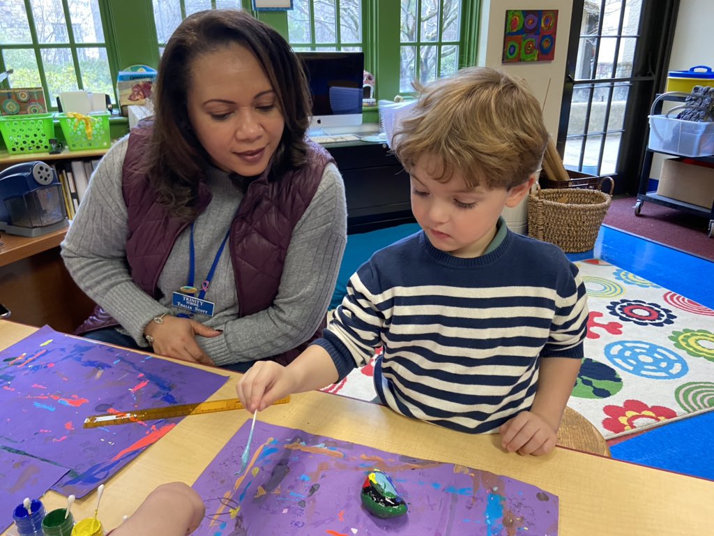 MakeSomeArt's tweet image. Pre-K painting their pet rocks with details using q-tips and acrylic paint. #TrinityLearns @MsT_trinity helps us with identification and measurements.
