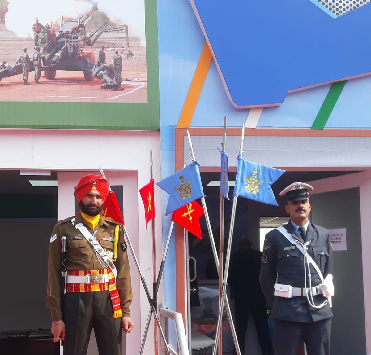 #DefExpo2020 -
Spirit of Jointmanship!
Indian Army & Indian Air Force guards on duty at @DefExpoIndia.