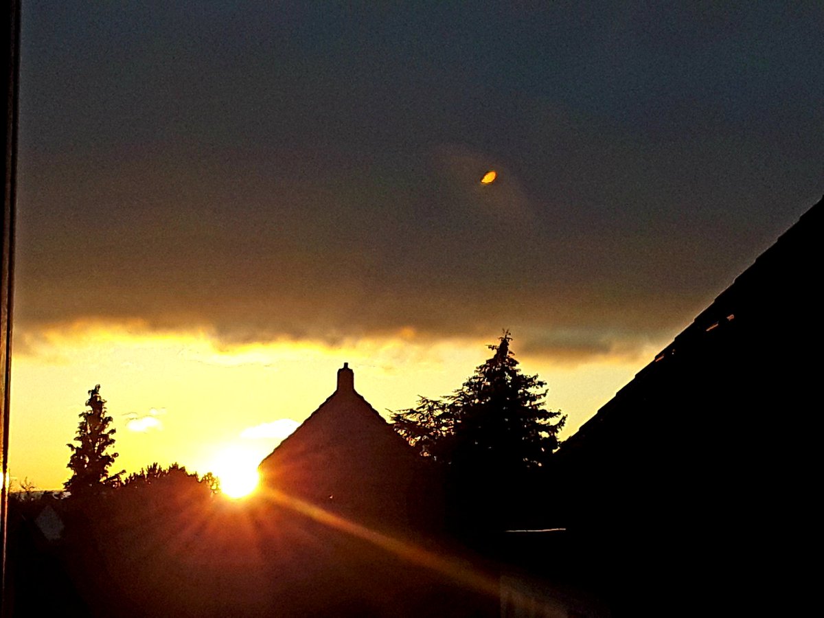 leonielionheart's tweet photo. Eben habe ich mich über das helle Licht im Flur gewundert. Dabei waren es die finalen, einzigen  Sonnenstrahlen des Tages. 
#sunsetfrommywindow https://t.co/CYVFLGWUNn