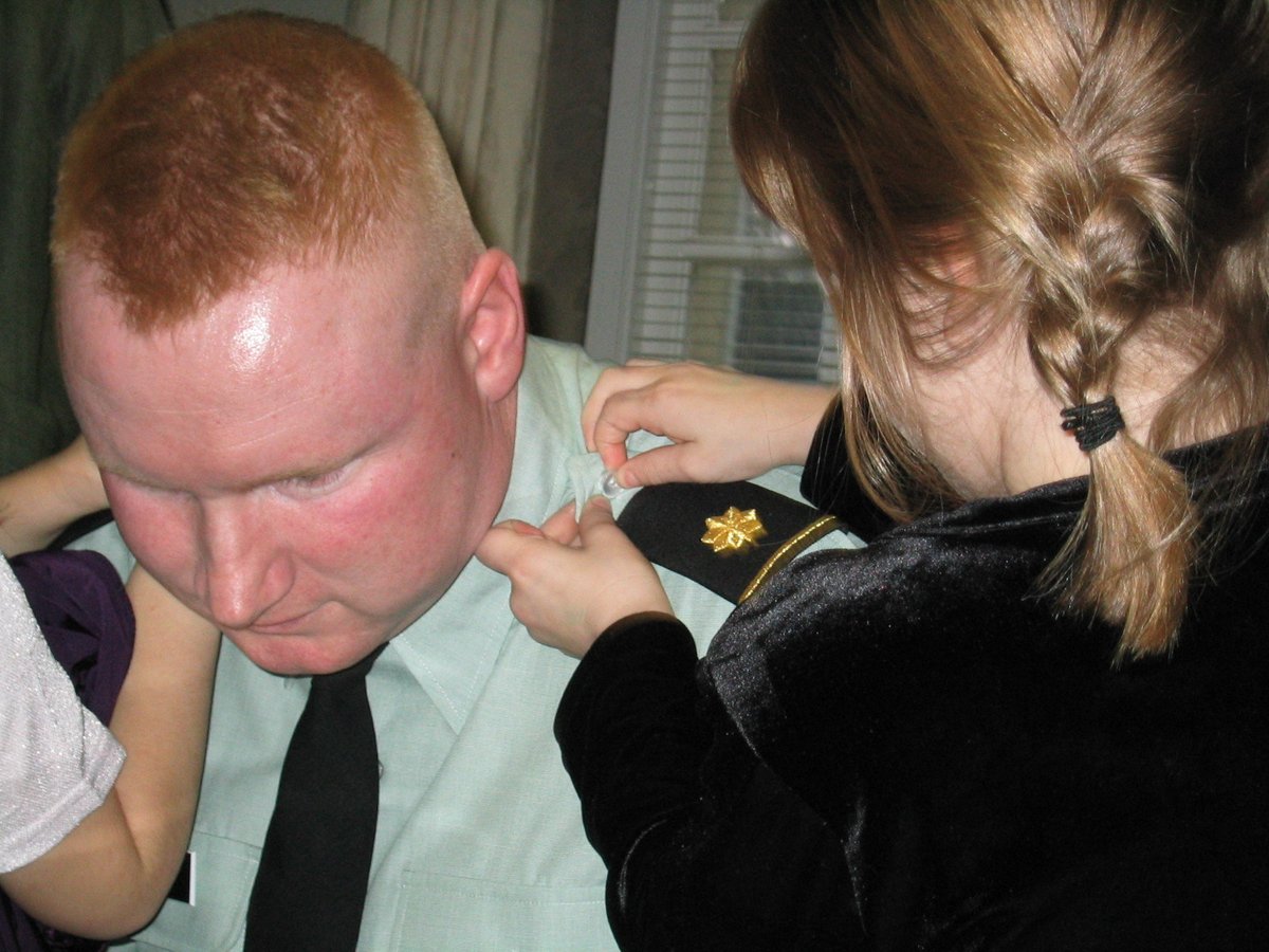 FallenPatriots's tweet photo. U.S. Army Lieutenant Colonel Thomas Michael Hawes lost his life in 2015 after more than 24 years of military service. “After he passed, I spoke with soldiers that he worked with and they all described him as a strong, brave, and confident leader.” #FallenFriday #FallenPatriots https://t.co/dLW8TUe0Hu