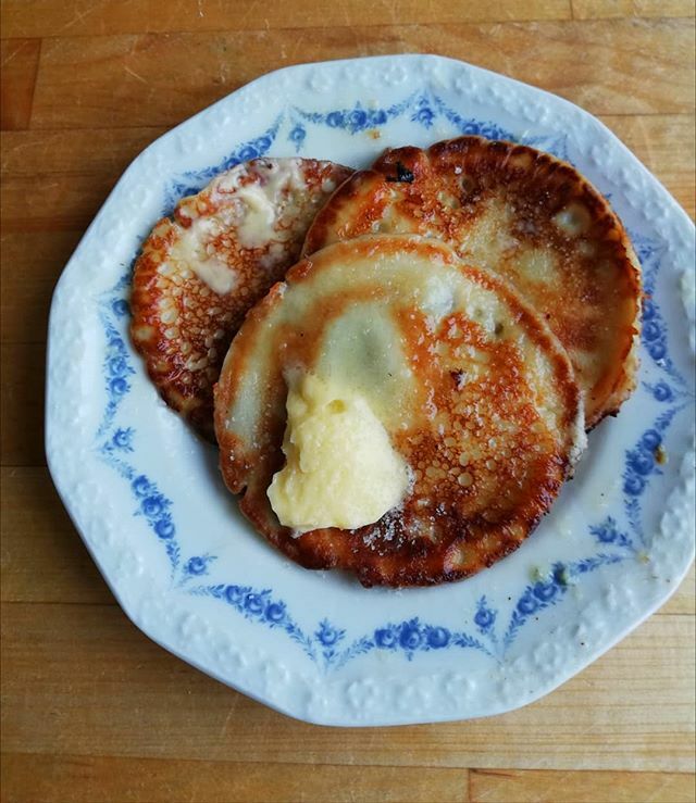 Tänään pistelin pinon lettuja, reseptejä letuille löytyy blogista. Ja söin vielä neljä ketunpaistajan lettua, ne rumat ensimmäiset joita en tarjoile muille. Kurkku toimii, makuaistia ei ole. Tunnistan maut enemmän koostumuksesta ja tuoksuista.
#herkkuruo… ift.tt/31H3XiI