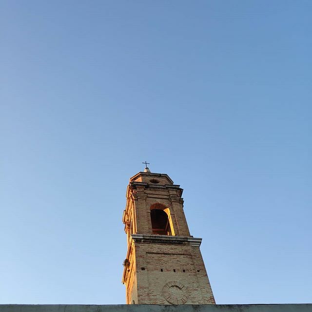 a_suardi's tweet photo. Il tempo di oggi è un tempo sospeso, non si fa afferrare, ha un ritmo sincopato. Senza lancette e senza nuvole. https://t.co/kwz5KVbNF7 https://t.co/nmfkS6cOdz