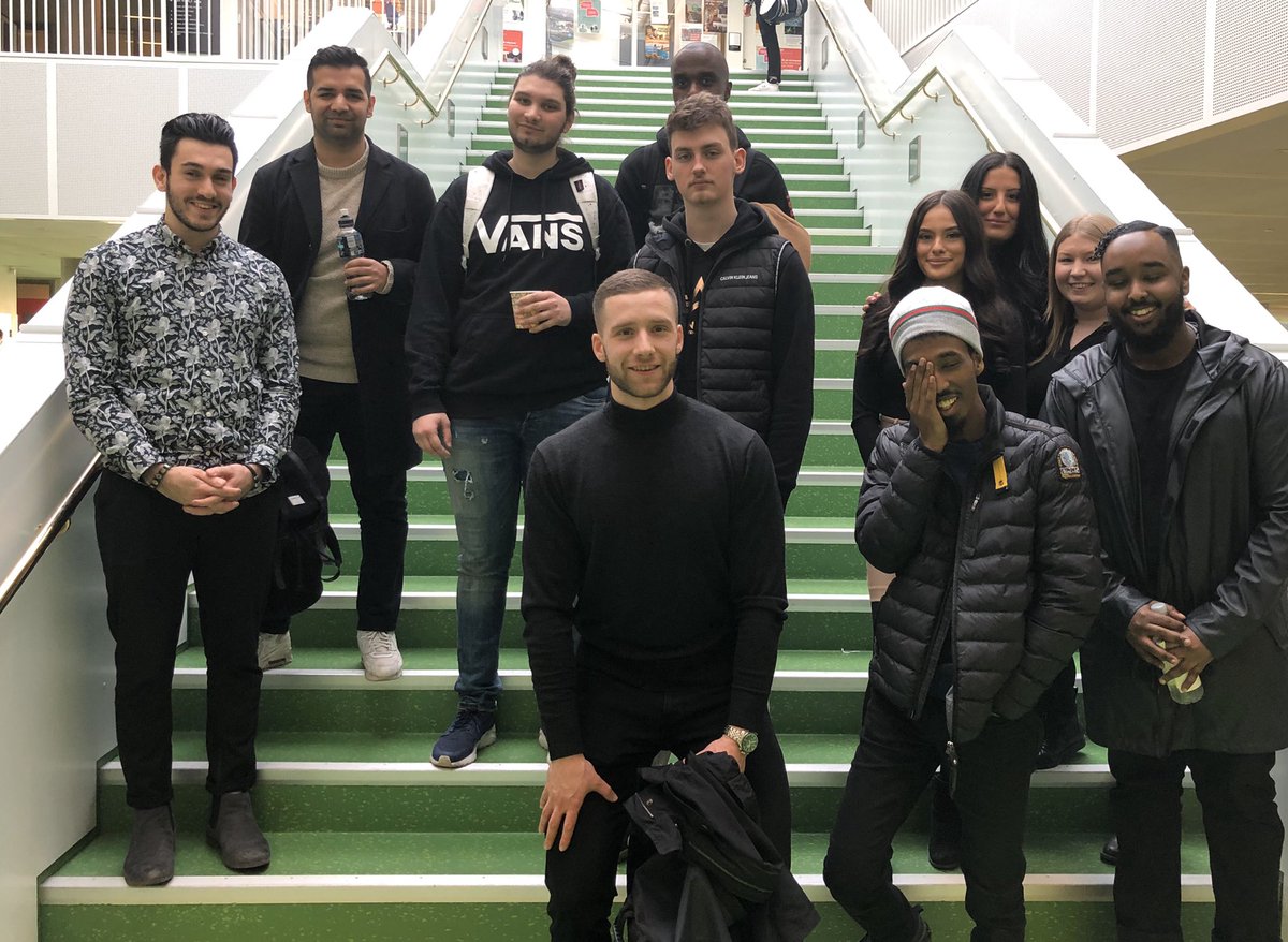 kollegerna's tweet photo. Idag var våra tidigare elever på plats och mötte våra nuvarande elever. Så många kloka råd och olika erfarenheter 😍 #VNG #alumnidag #samhällsprogrammet https://t.co/xMXYaBuSBC