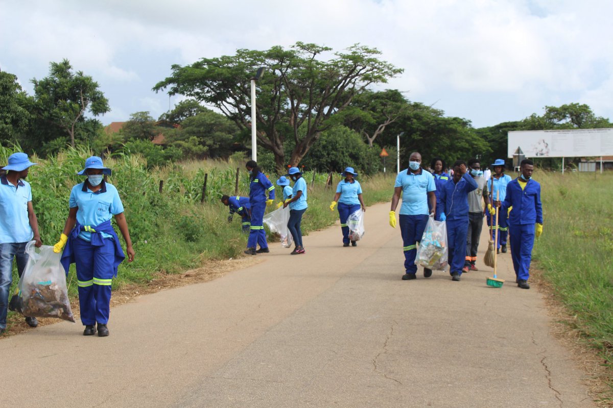 Harare Central Hospital (H.C.H) staff were joined by Natpharm Harare on their national clean-up campaign day. The staff present were from all the departments of H.C.H and Natpharm