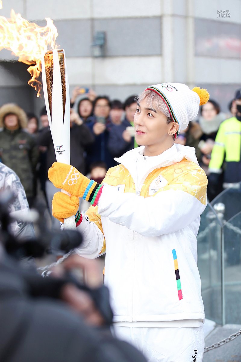 (again) he wasnt browless and his hair was not fully blonde but mino looked so good and warm like a bear that day