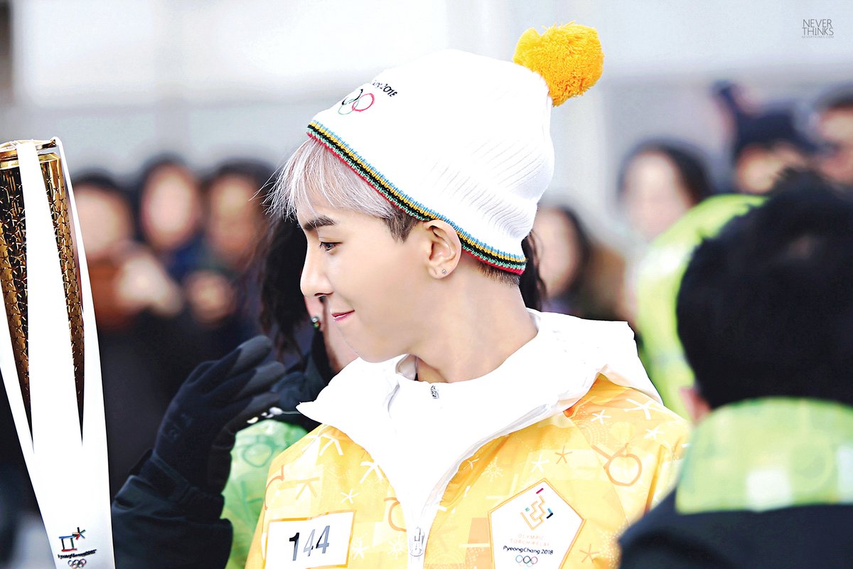 (again) he wasnt browless and his hair was not fully blonde but mino looked so good and warm like a bear that day