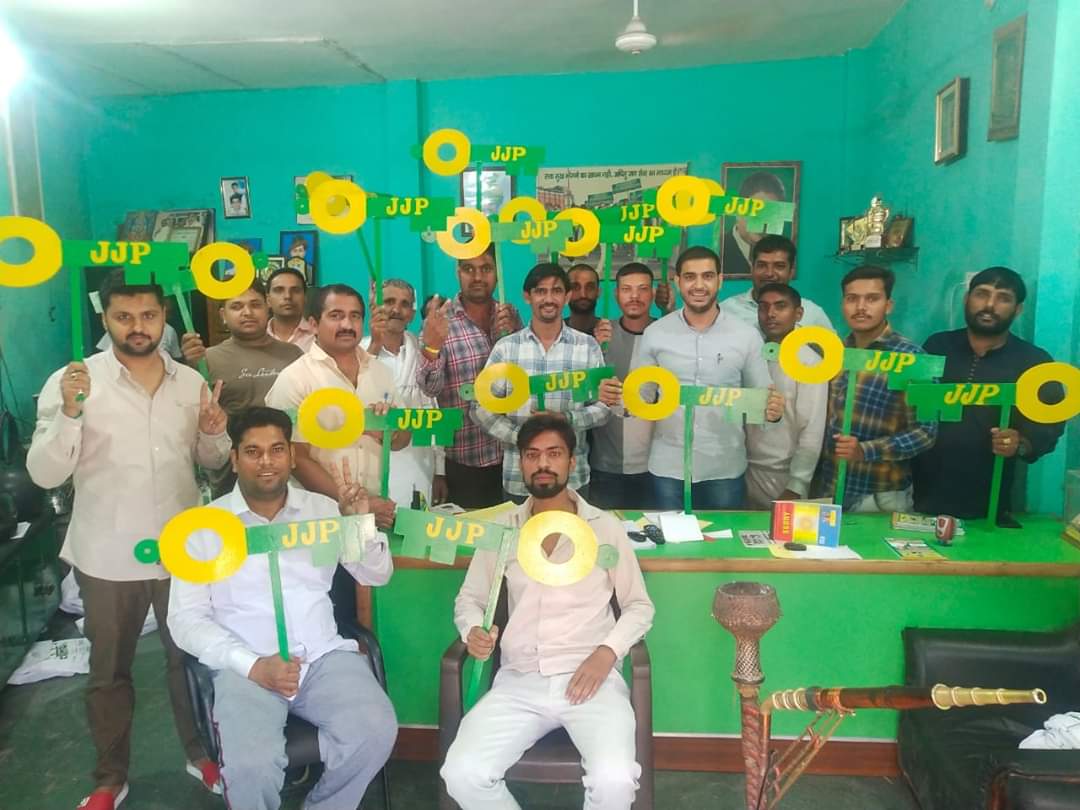 RAVINDERJJP's tweet photo. विपरीत परिस्थितियों में जो हार ना मानें वो योद्धा कहलाते हैं, जब वो योद्धा उन परिस्थितियों से लडना सीख जायें तो फिर वो इतिहास बनाते हैं। जननायक जनता पार्टी।। https://t.co/axyVeoxqgh