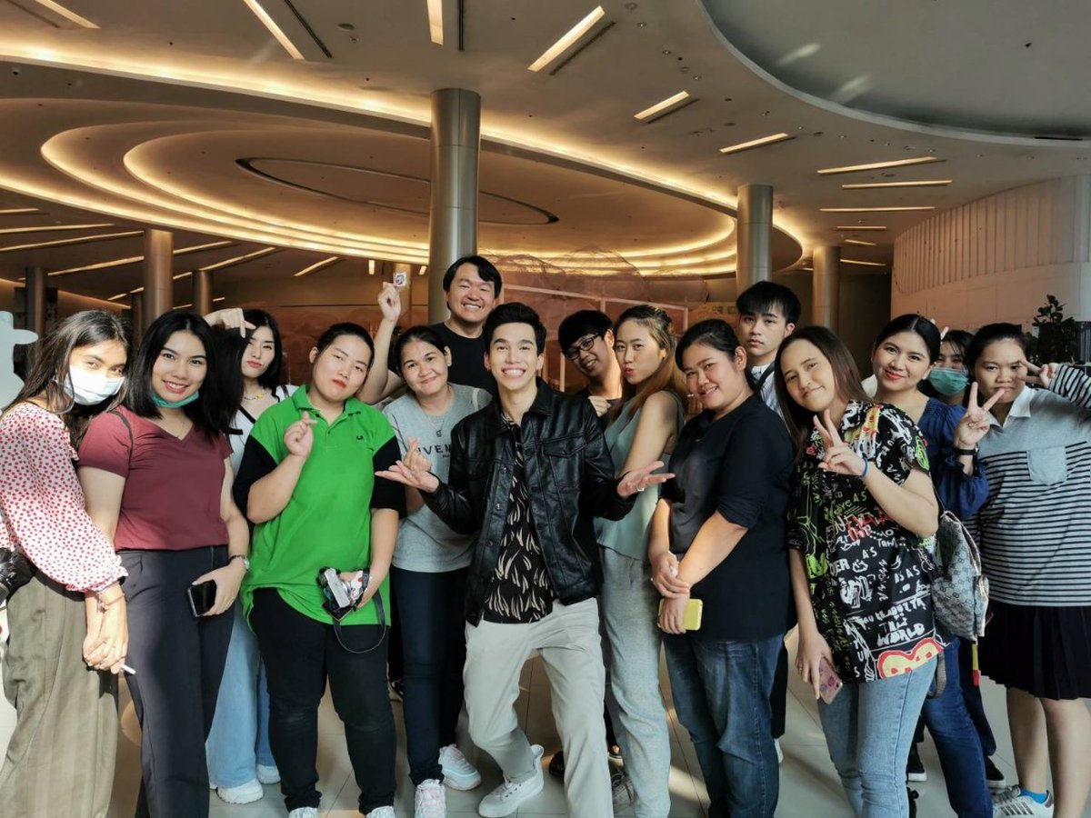 mmaxmaxofficial's tweet photo. ขอบคุณทุกคนที่มาหาคุณ​แม้​กใน​วันนี้​นะ​คะ สำหรับรูปคู่ที่ทุกคนถ่ายกับคุณแม้ก ทางเราจะลงให้ รอได้เลยน้าาา💕

#mmaxmax
#domunditv
#CPSchapsXMmaxx https://t.co/NLa3CY380N