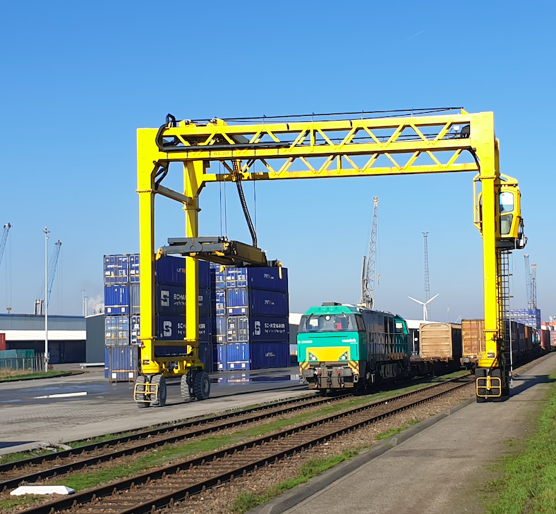 KSBenelux's tweet photo. Dit moest ik even van dichtbij bekijken.
#Containerkraan #RMG #intermodaal #Freerider-mini
(als #vakidioot zag ik wel enkele #kansen om te verbeteren) https://t.co/j1EYJhDWRB