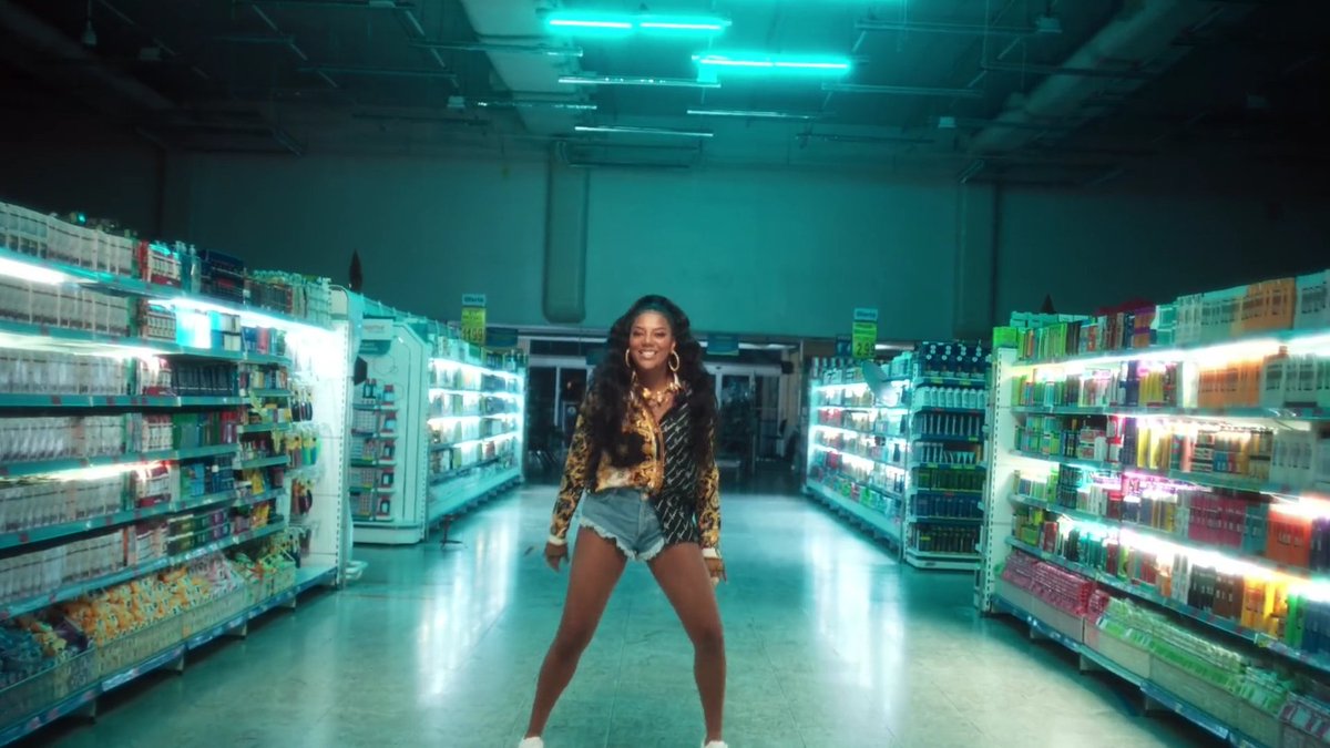 tiagotisan's tweet image. SENTI A MUSICA DO CARNAVAL! Pra mim é a melhor parceria e musica nacional de 2020 até agora. O timbre unico de voz da Ivete casou direitinho com o da Ludmilla scrr
A batida e esse clipe bem animado e descontraido??? Ta tudo perfeito, já quero em Olinda no domingo #PulandoNaPipoca