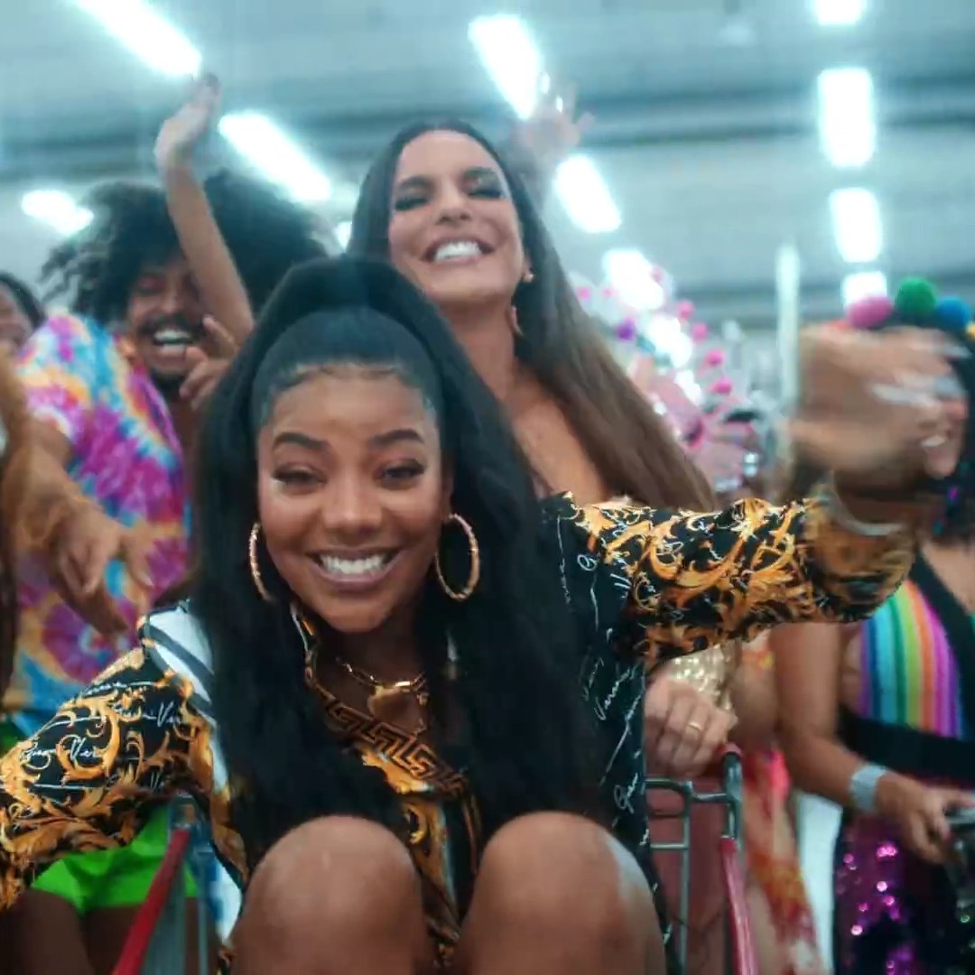 tiagotisan's tweet image. SENTI A MUSICA DO CARNAVAL! Pra mim é a melhor parceria e musica nacional de 2020 até agora. O timbre unico de voz da Ivete casou direitinho com o da Ludmilla scrr
A batida e esse clipe bem animado e descontraido??? Ta tudo perfeito, já quero em Olinda no domingo #PulandoNaPipoca