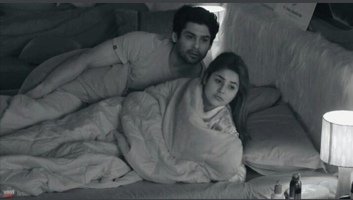 ume_haani19's tweet photo. Sid and Sana in midnight wake up watching #ZorawarGillShukla trying to steal by the technique Rash Maasi taught him😂

#SidNaaz https://t.co/zHWnL3P8zT