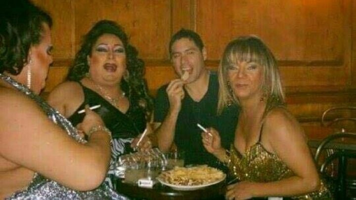 adxxnai's tweet photo. Pancho Saavedra comiéndose la comida de abuelitas sin pensión (1993) https://t.co/DHoVRuGkdN