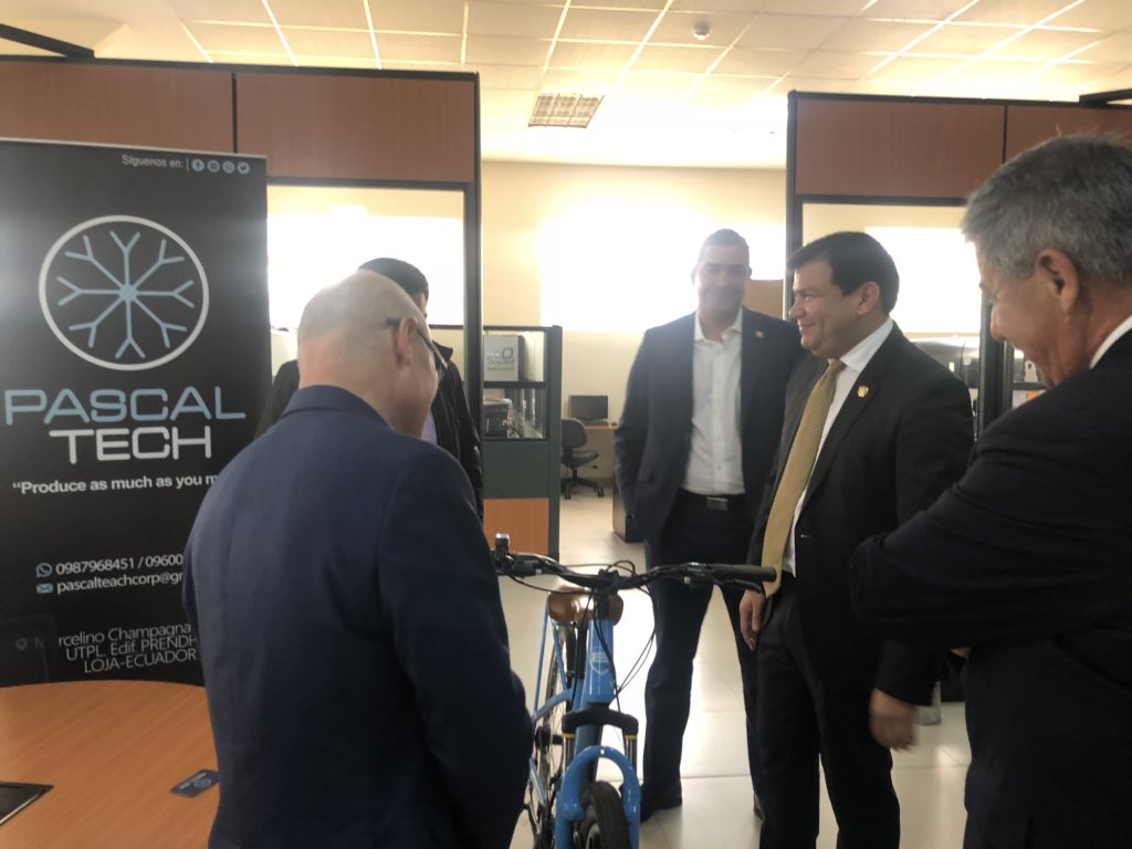 fdsloja's tweet photo. Presidente de la @AsambleaEcuador finaliza su recorrido por el centro de innovación @prendho @utpl y conoce a los emprendimientos #SisiIoT #Silicochem #Bookifi #PascalTech y #Tachapir3D https://t.co/MZHYJqxUS3