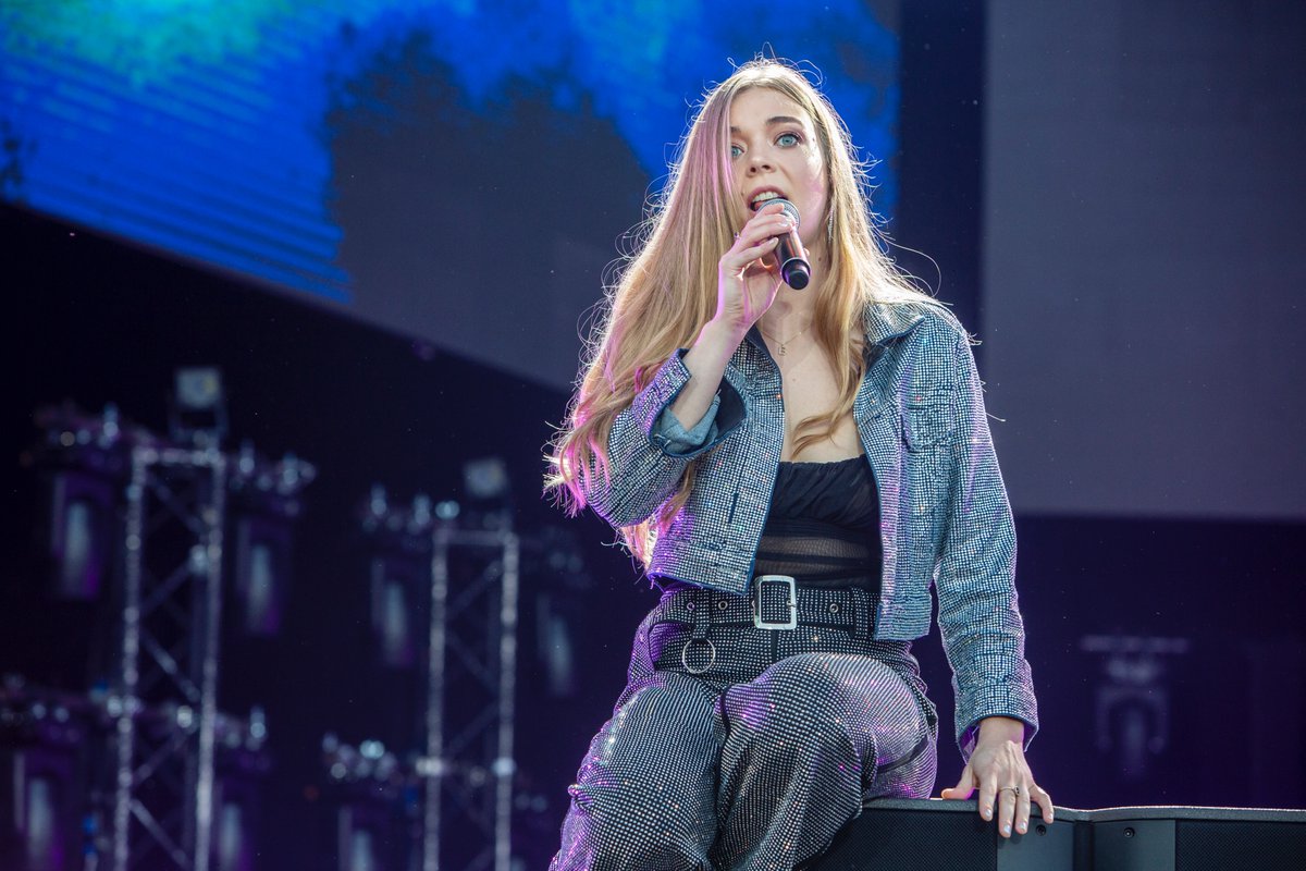 RedFestDXB's tweet image. Beautiful Becky Hill performing at day 2 of #RedFestDXB 🤩
#beckyhill #performance #stage #dubai #dxb #stage #RedFestDXB #virginradiodubai #virginradio