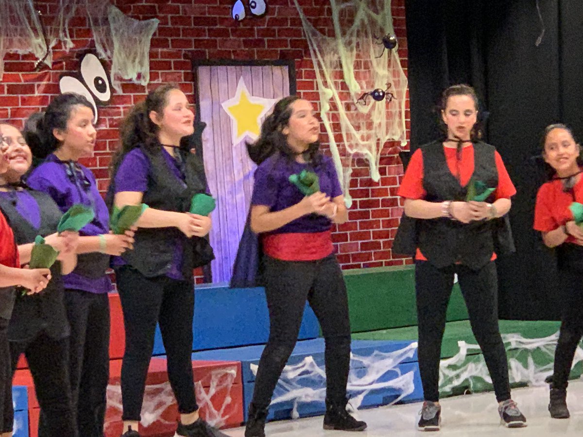 RhondaLopez18's tweet photo. I experienced another fabulous production from our Gators of We Are Monsters!  Thank you @MissVanArts @Miss_L_Teaches @meg_harris4 and @SingingGators for continuing to bring performing arts into the lives of our students. So incredible and fun to watch. @GuilfordEle https://t.co/dOw4jfmXRM