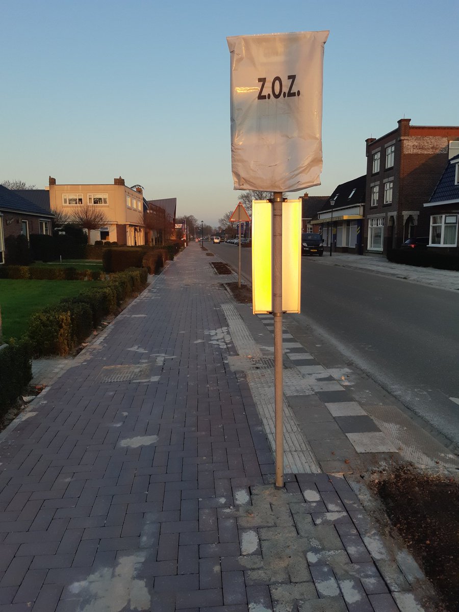 Nieuw fietspad in Doezum, niet meer tussen de auto's op de drukke weg. Nu nog de bushaltes ontwijken bij tegenliggers en in het donker. <a href="/Westerkwartier_/">Westerkwartier</a> <a href="/GemWkwartier/">Gemeente Westerkwartier</a>