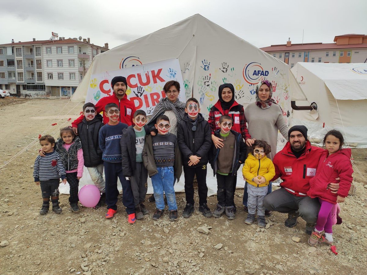 Psikososyal destek ekiplerimiz tarafından Fevzi Çakmak mahallemizde ve Cemevin'de çocuklarımıza yönelik hijyen ve mahremiyet eğitimi verildi. 
 Psikodrama ve yüz boyama etkinlikleri yapıldı. <a href="/ZehraZumrutS/">Zehra Zümrüt Selçuk</a>