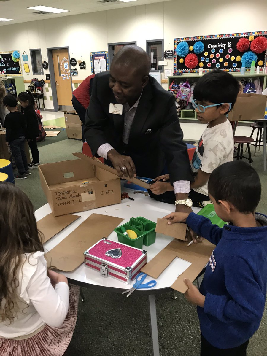 FahrneysFriends's tweet photo. More cardboard challenge - a HUGE thank you to our volunteers @McSpeddenES #FISDK @pdaburns #cardboardchallenge https://t.co/5DHlsoSNEV