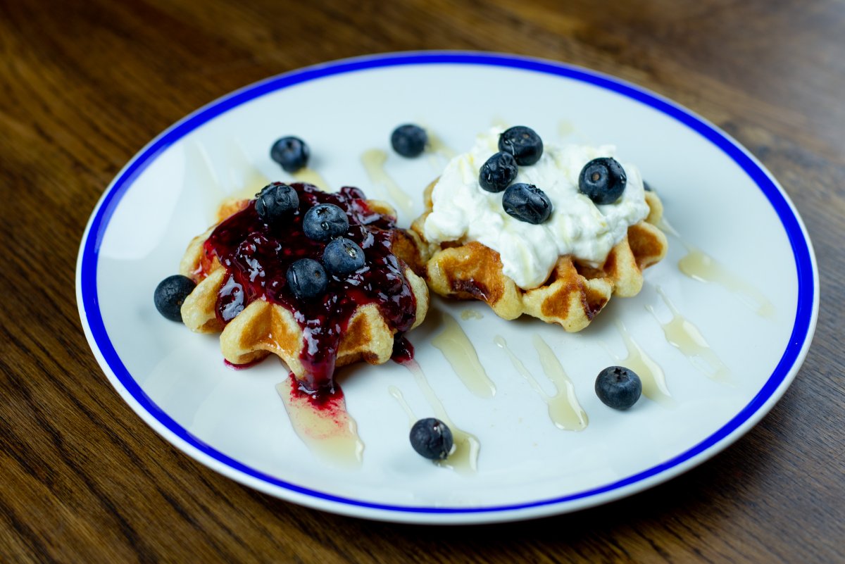manairport's tweet photo. Craving a sweet treat? ๐ฌ The Spinning Jenny in Manchester Airport T2 has the answer! The Summer Berry Waffles draped in Blueberry Compote and Greek Yoghurt are a heavenly combination ๐ #MANeats #FoodieFriday https://t.co/5Q7g5ybynd
