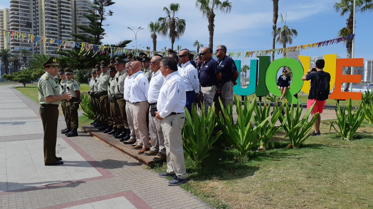 CarabTarapaca's tweet photo. #Iquique @Carabdechile Jefe Ira. Zona Tarapaca General Don Sergio Telchi Silva, imparte Instrucciones sobre el servicio en el borde costero cuya finalidad es prevenir delitos y fiscalizar el comercio informal, servicio a cargo de Carabineros Iquique e Inspectores @IquiqueDeTodos https://t.co/LCeZgsqHSe