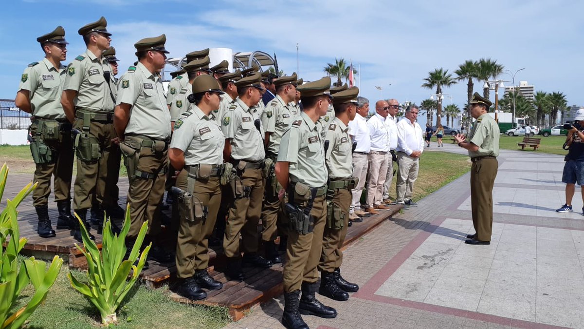 CarabTarapaca's tweet photo. #Iquique @Carabdechile Jefe Ira. Zona Tarapaca General Don Sergio Telchi Silva, imparte Instrucciones sobre el servicio en el borde costero cuya finalidad es prevenir delitos y fiscalizar el comercio informal, servicio a cargo de Carabineros Iquique e Inspectores @IquiqueDeTodos https://t.co/LCeZgsqHSe