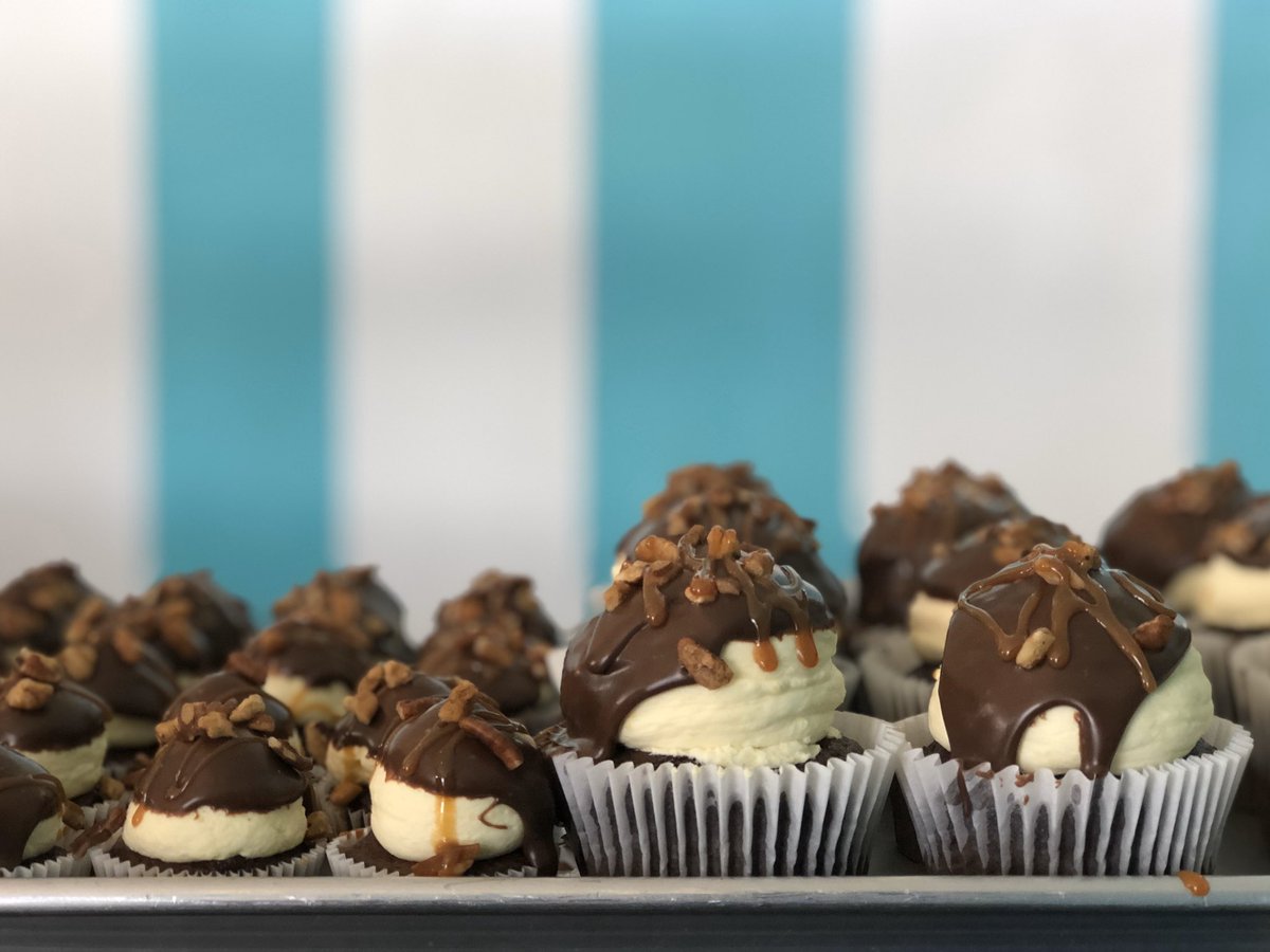 ButterSwtCakes's tweet photo. Today we have a spin of a fan favorite, Chocolate paradise pie! Chocolate cake with vanilla pudding on top, dunked in ganache, drizzled with caramel and topped with pecans. ✨🧁🍫😍 https://t.co/8Hw34K5nUI