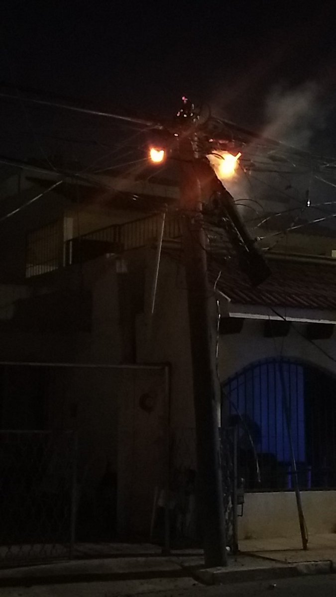 3ctaxiair's tweet photo. @telediariomty el día de ayer se incendió un poste de @CFEmx, esto fue a las 16:30 llegó policía de San Nicolás, después @Telmex, @totalplay, @BomberosNL y como a las 22:40 comisión. Esto fue en José Luis Cuevas y Angelitos Negros, San Nicolas de los Gza https://t.co/ebE7E5eqq0