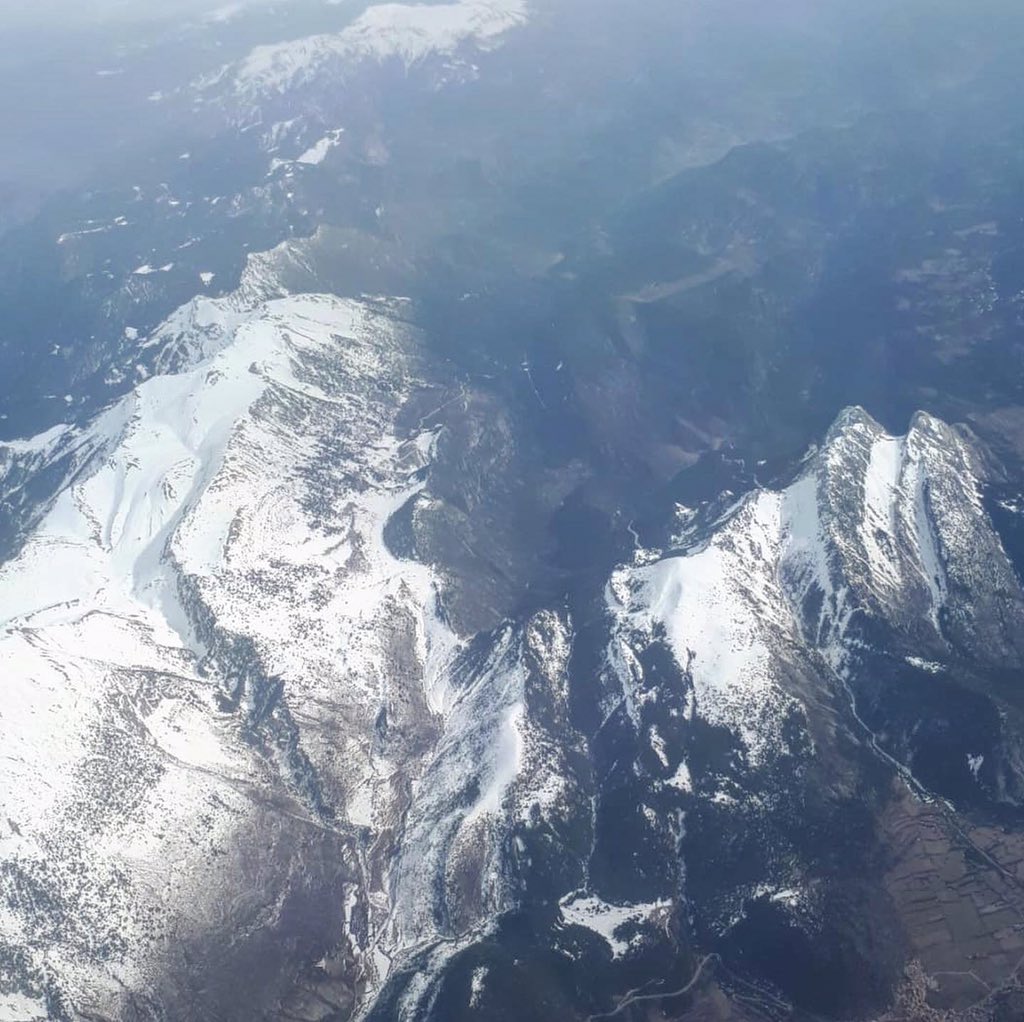 MeteoPiri's tweet photo. Així es veia fa una estona el Cadí i el Pedraforca des de 8000m d’alçada! 🤩 foto Montse Prio https://t.co/VhA1LlFHAk