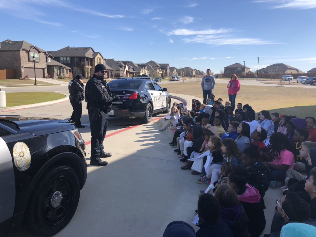 ajumper24's tweet photo. Learning about a career as a police officer #careerdayatdietz @CISDDietz @CrandallPolice @OfficialCISD https://t.co/yOOPBBuV1I